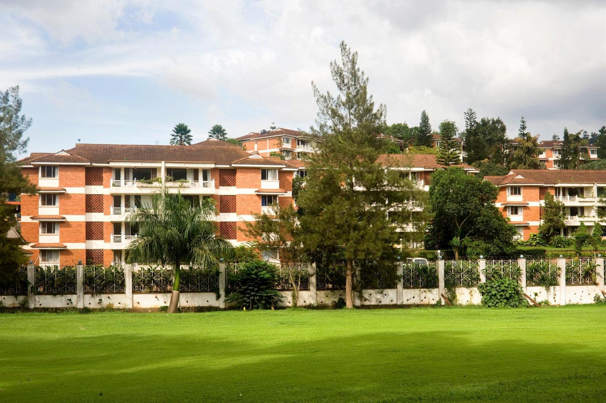 Golf Course Apartments คัมพาลา ภายนอก รูปภาพ